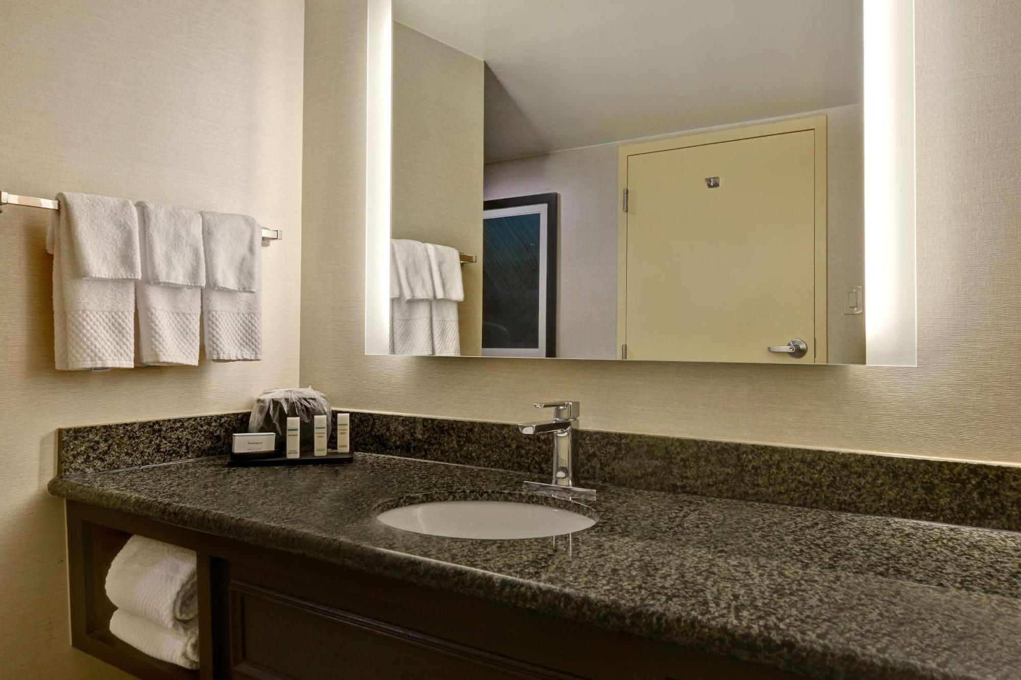 Embassy Suites Уинстон-Сейлем Экстерьер фото