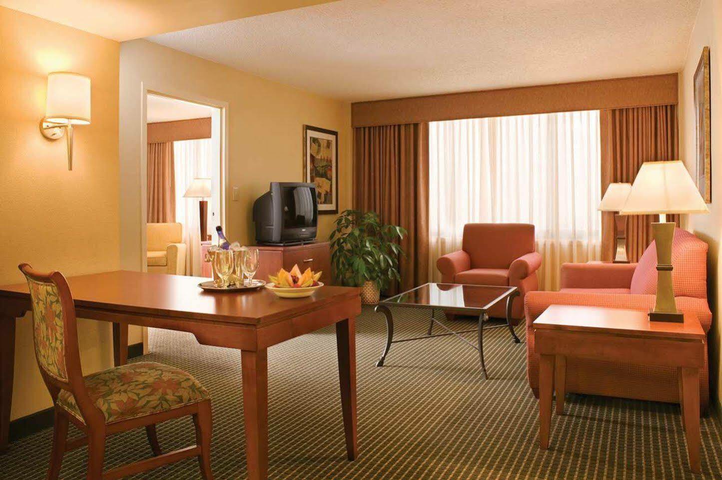 Embassy Suites Уинстон-Сейлем Экстерьер фото